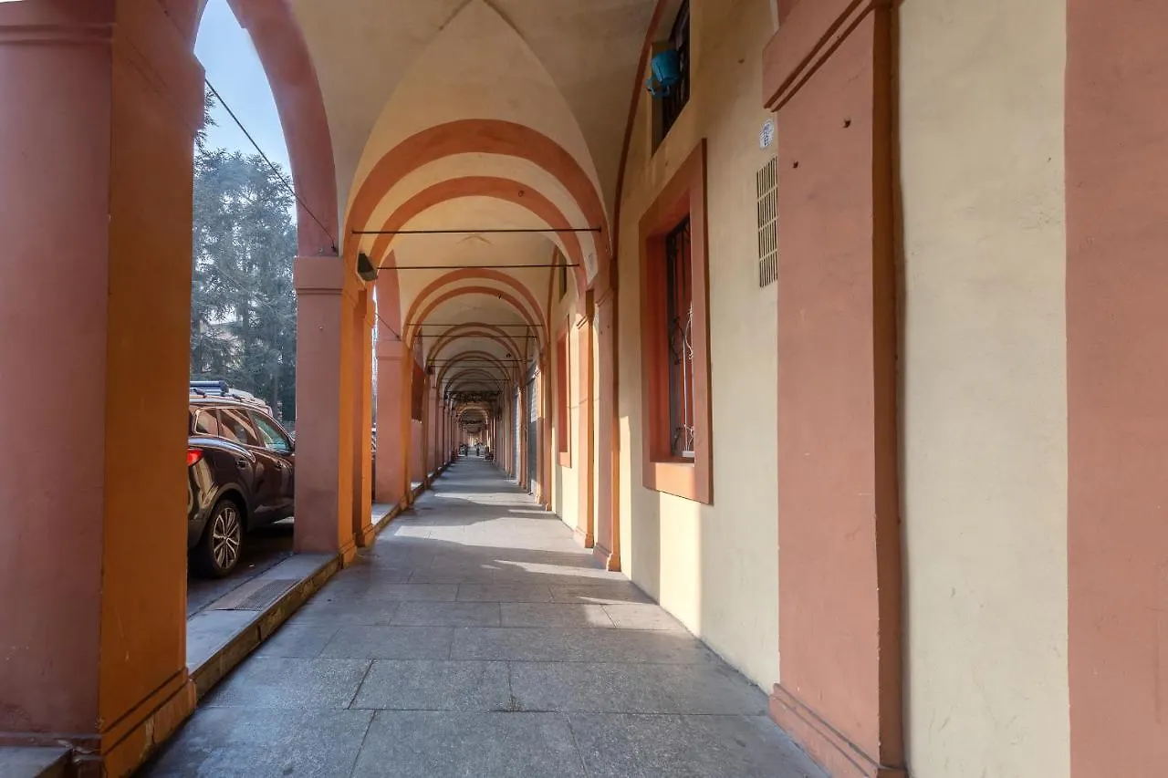 Bologna Saragozza District Apartment